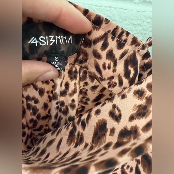 4SIENNAI women’s top size S ✨ - Picture 2 of 4